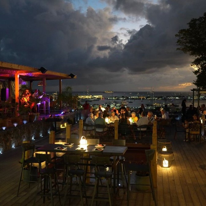 Le restaurant Bamboo House à Saint-Martin propose une expérience culinaire exceptionnelle avec sa fusion asiatique contemporaine, ses sushis primés, ses steaks de qualité et ses saveurs internationales 1. Les locations de vacances The Hills Residence à Sint Maarten offrent un hébergement idéal à proximité du restaurant Bamboo House, vous permettant de profiter d'un séjour confortable tout en découvrant les délices culinaires de l'île