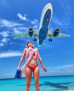 Maho Beach à Sint Maarten est une destination unique où les visiteurs peuvent découvrir la ruée exaltante des avions survolant de près, ce qui en fait un endroit populaire pour les amateurs de sensations fortes. Pour ceux qui recherchent une escapade sereine, les Hills Vacation Rentals à proximité offrent une retraite tranquille au milieu des magnifiques collines de Sint Maarten, offrant un équilibre parfait entre aventure et détente.