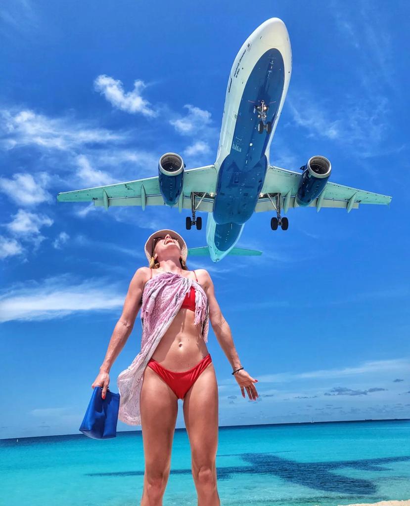 Maho Beach à Sint Maarten est une destination unique où les visiteurs peuvent découvrir la ruée exaltante des avions survolant de près, ce qui en fait un endroit populaire pour les amateurs de sensations fortes. Pour ceux qui recherchent une escapade sereine, les Hills Vacation Rentals à proximité offrent une retraite tranquille au milieu des magnifiques collines de Sint Maarten, offrant un équilibre parfait entre aventure et détente.