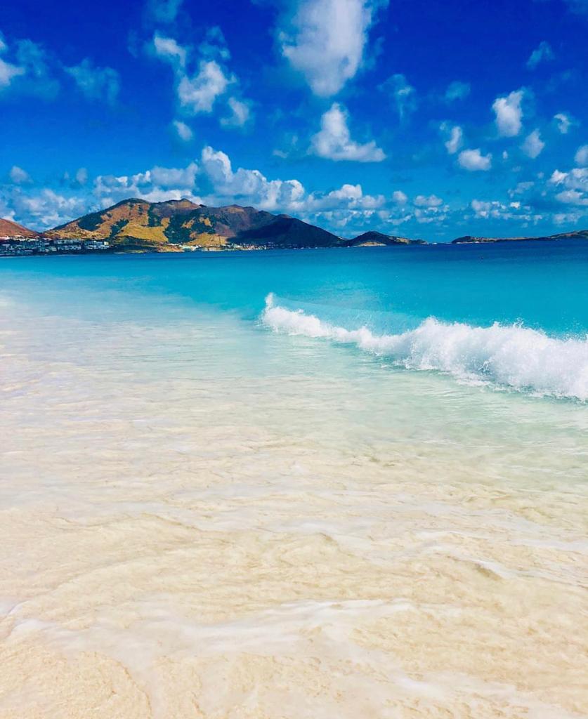 La plage de la Baie Orientale, également connue sous le nom de Baie Orientale, est une destination incontournable de l'île de Saint-Martin. Avec son étendue de sable blanc d'un kilomètre de long, ses eaux turquoise et sa variété de restaurants et de boutiques en bord de mer, elle offre aux visiteurs une expérience caribéenne parfaite. À l'inverse, les locations de vacances Hills à Sint Maarten proposent des hébergements luxueux surplombant les collines pittoresques de l'île, offrant une escapade tranquille et rajeunissante aux voyageurs à la recherche d'une retraite paisible au milieu de la beauté de la nature