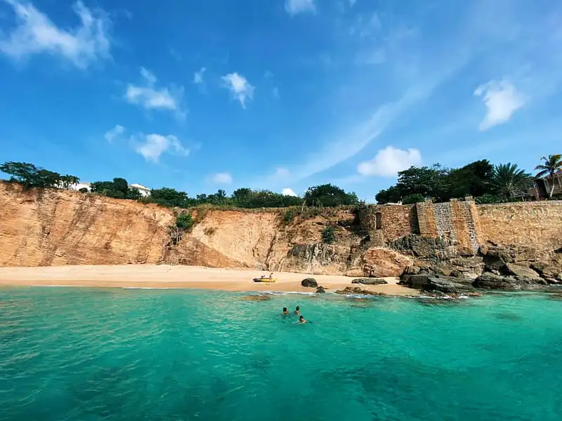 La plage Indigo Petite Bay à Sint Maarten est une destination pittoresque connue pour ses vues imprenables et son atmosphère tranquille, offrant aux visiteurs une retraite paisible au bord de la mer. Les locations de vacances Hills à Sint Maarten proposent un hébergement luxueux avec des vues imprenables sur les collines de l'île, créant le cadre idéal pour les voyageurs en quête d'une évasion sereine au milieu de la beauté de la nature.