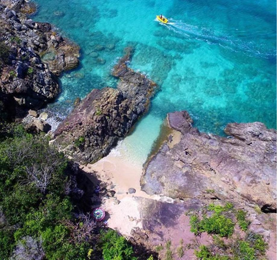 Lors de votre séjour à The Hills Residence vacation rentals à Saint Martin, Sint Maarten, ne manquez pas l'opportunité de visiter la pittoresque Plage des Amoureux, un joyau caché sur l'île.