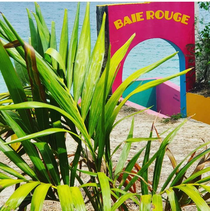 La plage de Red Bay, également connue sous le nom de Baie Rouge, est une plage de sable pittoresque située entre la Baie Nettlé et les Terres Basses à Saint-Martin. Avec ses eaux bleues claires et ses possibilités de plongée en apnée, elle offre aux visiteurs une chance de se détendre et de profiter de la beauté des Caraïbes. D'autre part, Hills Vacation Rentals à Sint Maarten propose un hébergement luxueux avec une vue imprenable sur les collines de l'île, offrant un refuge serein et paisible aux voyageurs en quête d'une évasion tranquille dans la nature.