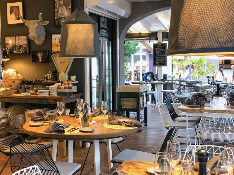 L'Atelier Restaurant à Orient Bay, Sint Maarten est reconnu pour ses viandes de haute qualité et ses poissons fraîchement pêchés, offrant une expérience culinaire qui ravit les sens. Les Hills Residence Vacation Rentals à Simpson Bay, Sint Maarten offrent des hébergements luxueux et des vues à couper le souffle, offrant la parfaite escapade pour ceux qui recherchent détente et tranquillité.