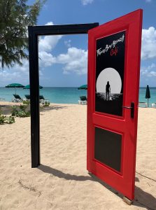 Le café Friars Bay Beach à Saint-Martin offre une expérience de restauration captivante en bord de mer avec une vue imprenable sur la baie turquoise et l'île voisine d'Anguilla, tandis que les résidences de vacances de The Hills offrent des hébergements luxueux à Saint-Martin, entourés de magnifiques jardins tropicaux et de vues à couper le souffle sur l'océan.