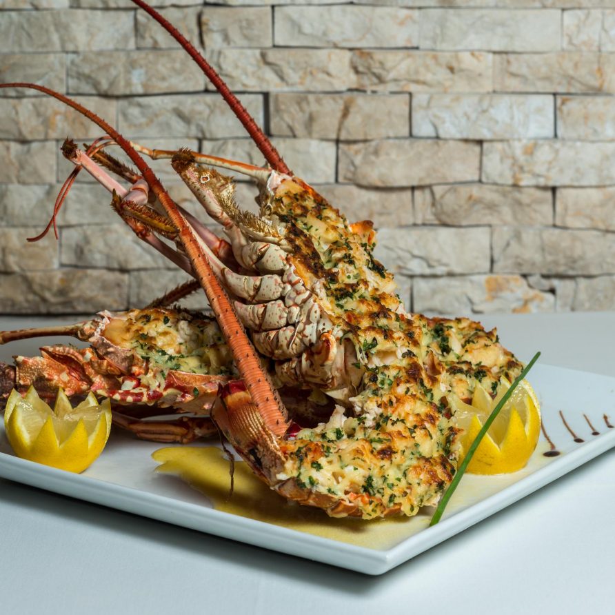 Bistrot Caraibes est un restaurant français chic situé à Grand-Case, Saint-Martin, offrant une expérience culinaire délicieuse avec des plats tels que le Homard Thermidor. Les locations de vacances The Hills Residence proposent des hébergements luxueux à Sint Maarten.