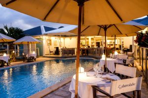 L'Astrolabe Restaurant, situé à l'Esmeralda Resort à Orient Bay, offre une expérience culinaire magique avec son menu élégant proposant une fusion de saveurs françaises et caribéennes. Les locations de vacances de The Hills Residence à Simpson Bay offrent une option d'hébergement idéale aux clients pour profiter des délices culinaires de L'Astrolabe tout en séjournant dans les magnifiques environs de Simpson Bay.