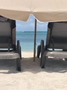 Découvrez l'atmosphère animée et la délicieuse cuisine du restaurant Le Oualichi à Sint Maarten, tout en profitant de votre séjour dans les luxueuses locations de vacances de The Hills Residence.